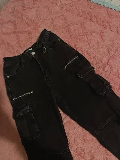 Pantalón cargo negro con bolsillos fashion nova - miniatura 2