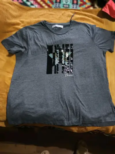 Polera gris estampada de mujer - miniatura 2