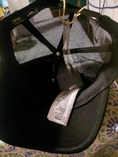 Gorra negra con logo - miniatura 2
