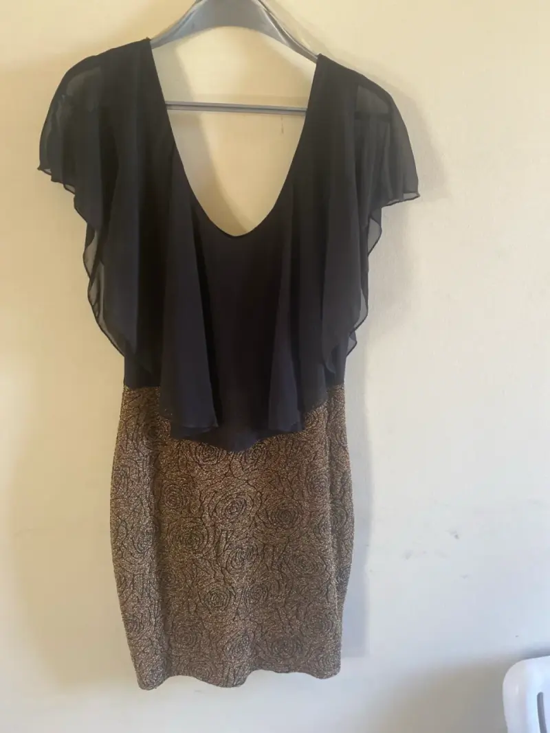 Vestido negro con volantes - 1