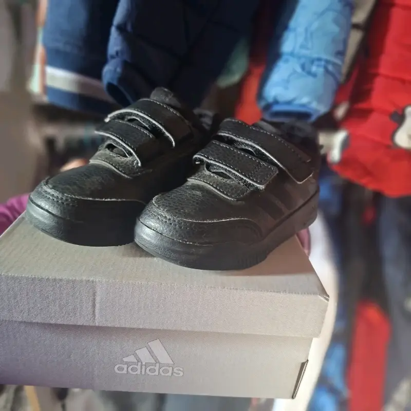 Zapatillas negras para niños - 1