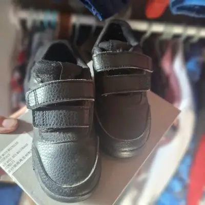 Zapatillas negras para niños - miniatura 2