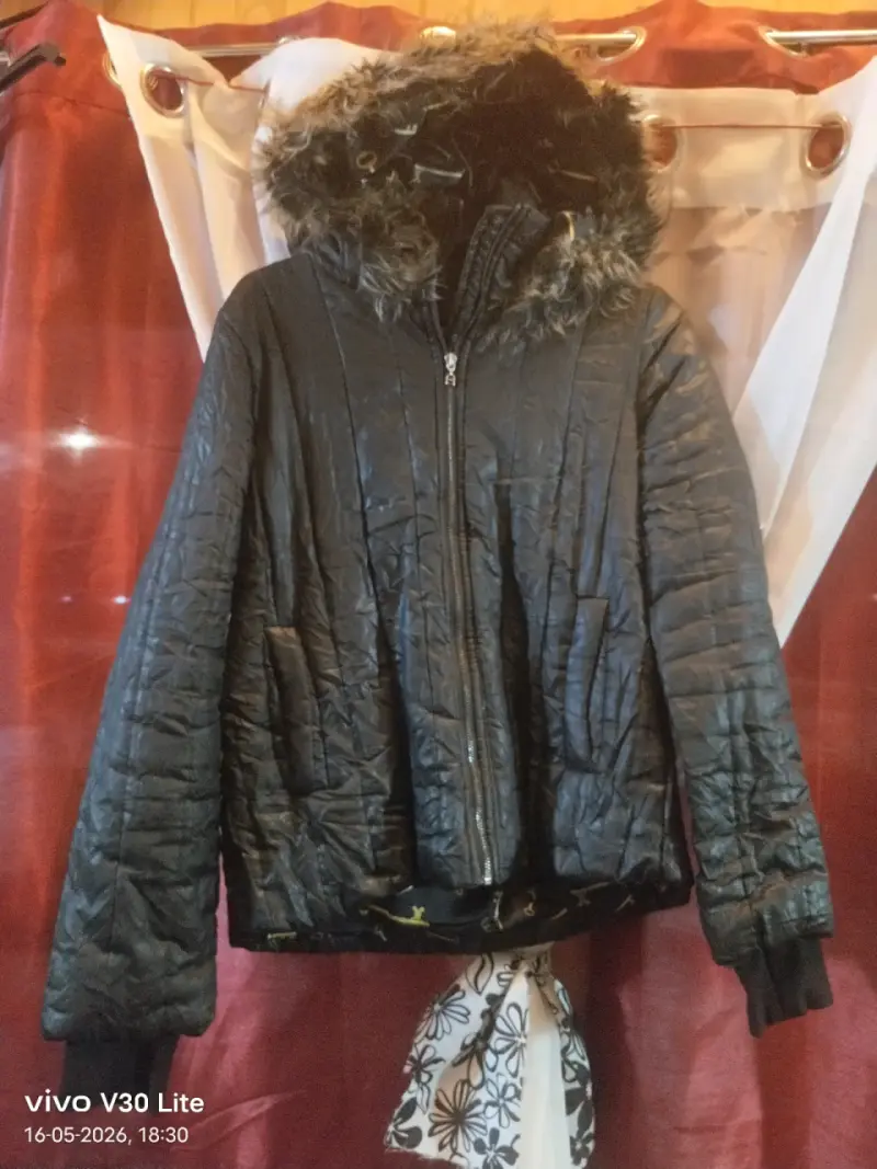 Chaqueta negra con capucha de piel - 1