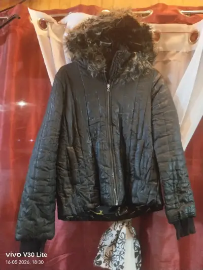 Chaqueta negra con capucha de piel - miniatura 2