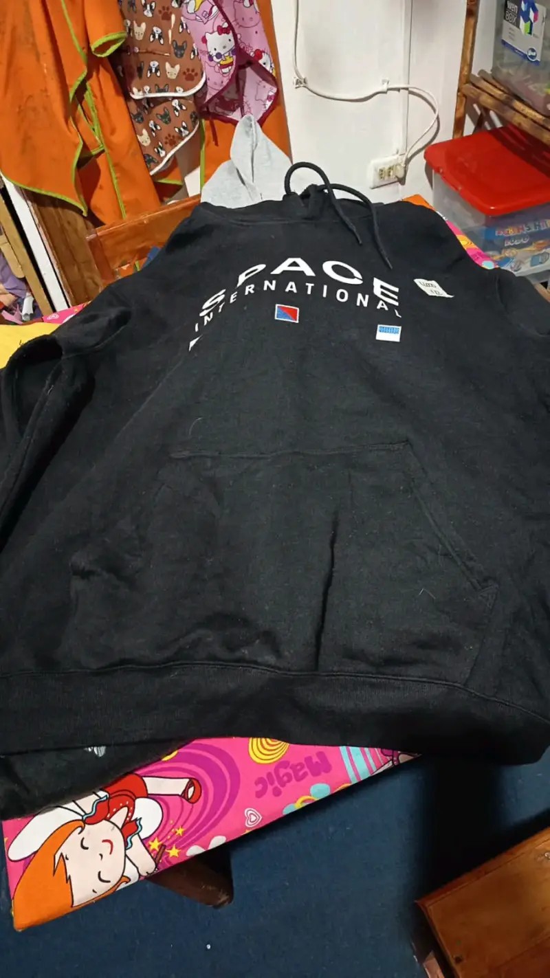 Polerón negro con capucha Space