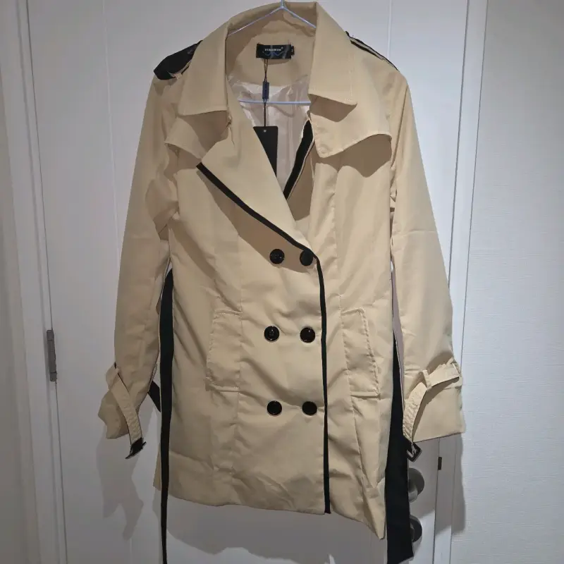 Abrigo beige con detalles negros - 1