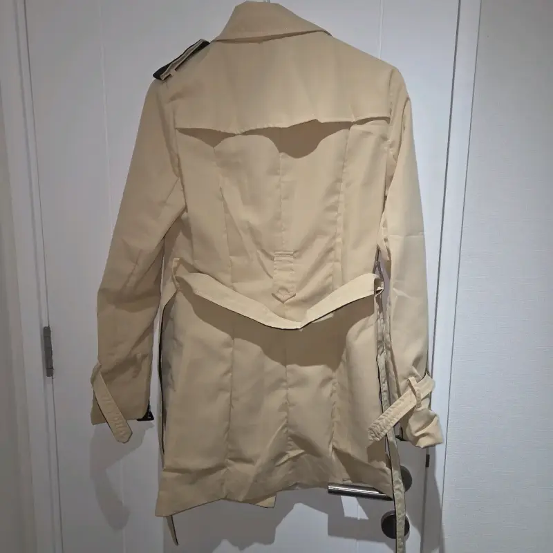 Abrigo beige con detalles negros - 2