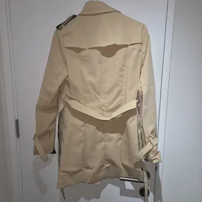 Abrigo beige con detalles negros - miniatura 2