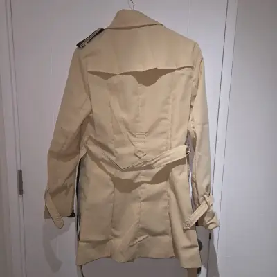 Abrigo beige con detalles negros - miniatura 3