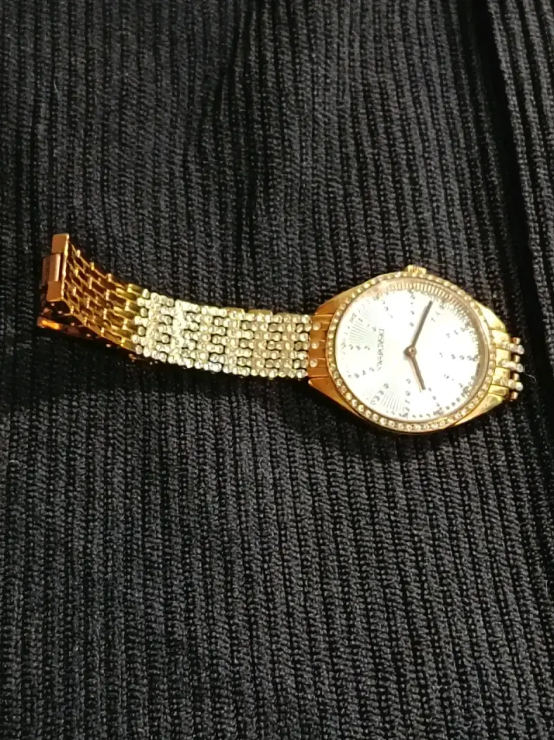 Reloj de pulsera dorado con brillantes - 1