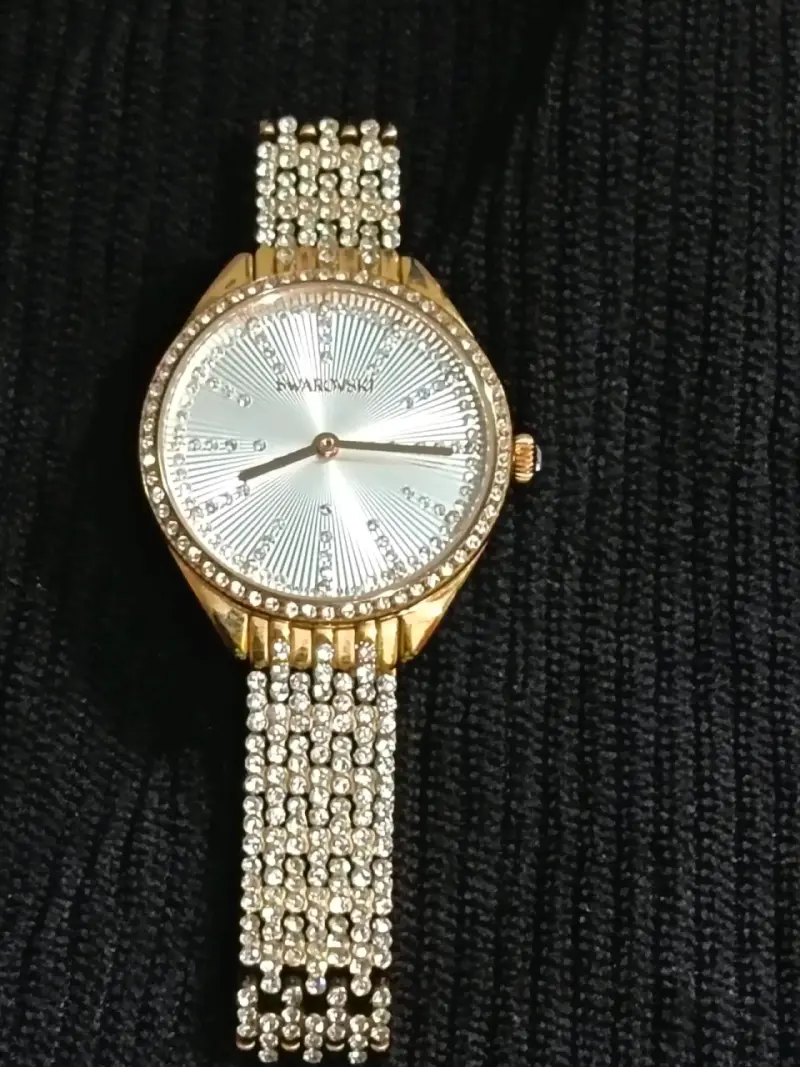 Reloj de pulsera dorado con brillantes - 2