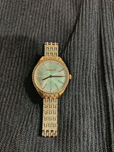 Reloj de pulsera dorado con brillantes - miniatura 3