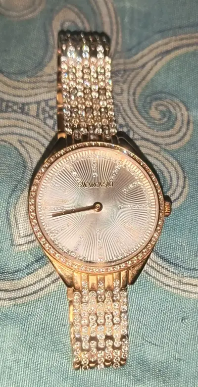 Reloj de pulsera dorado con brillantes - miniatura 4