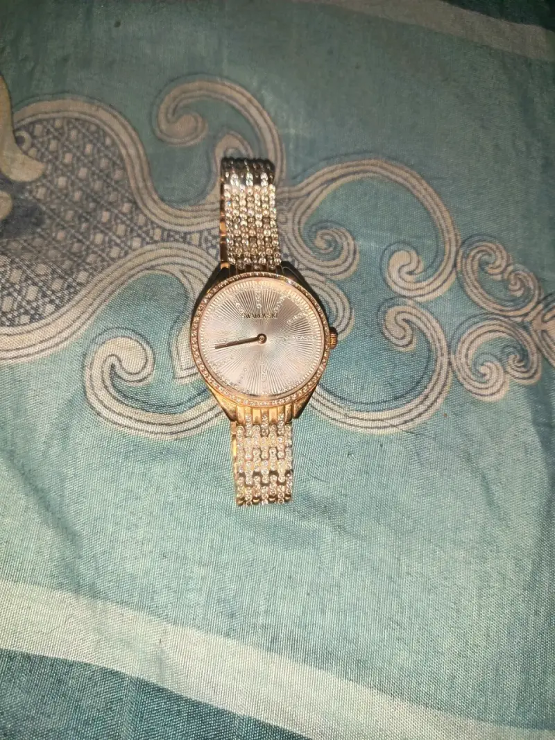 Reloj de pulsera dorado con brillantes - 6