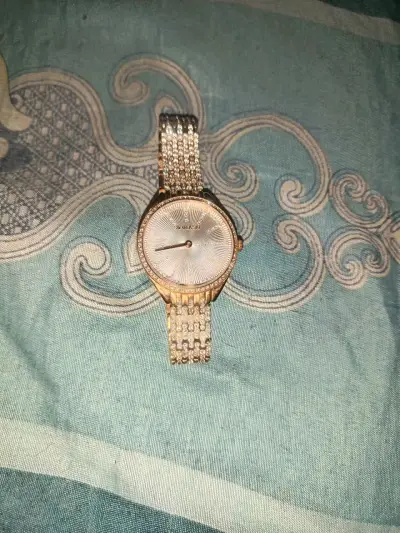 Reloj de pulsera dorado con brillantes - miniatura 6