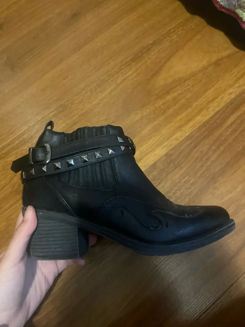 Botines negros con tachas - 1