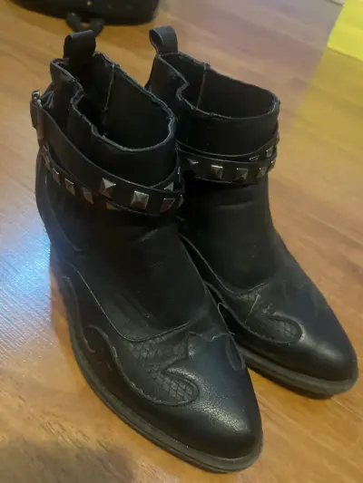 Botines negros con tachas - miniatura 2