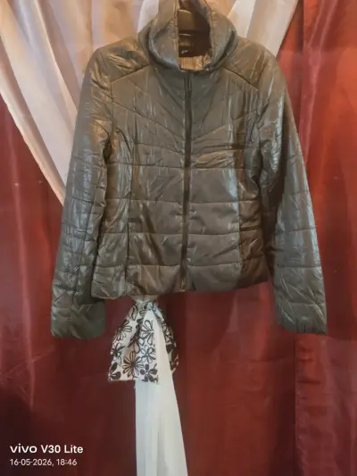 Chaqueta acolchada gris para mujer - miniatura 2