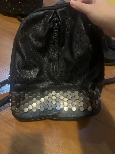 Mochila negra pequeña - miniatura 1