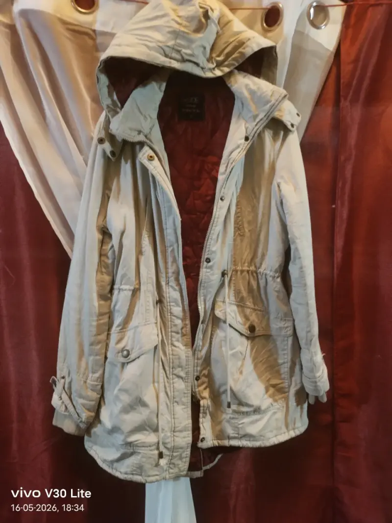Abrigo beige con capucha - 2