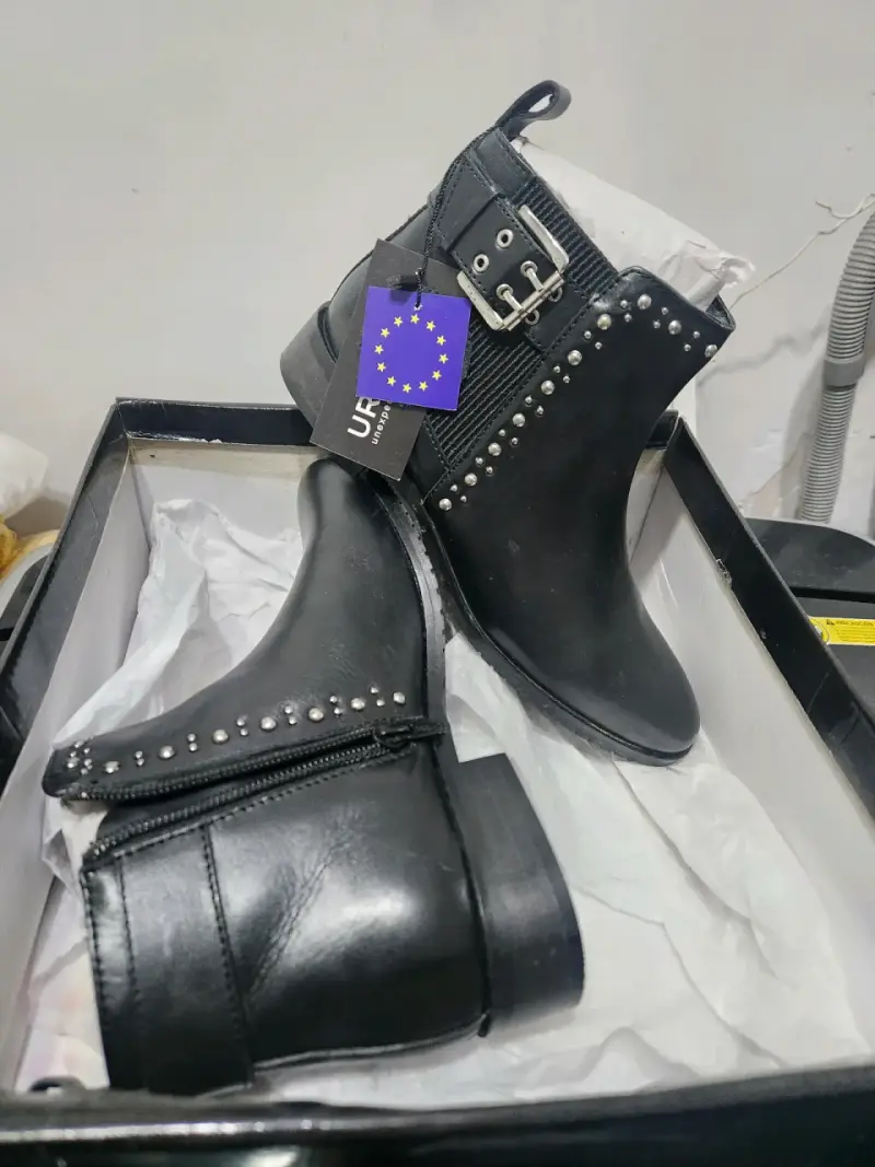 Botines negros con tachas - 1