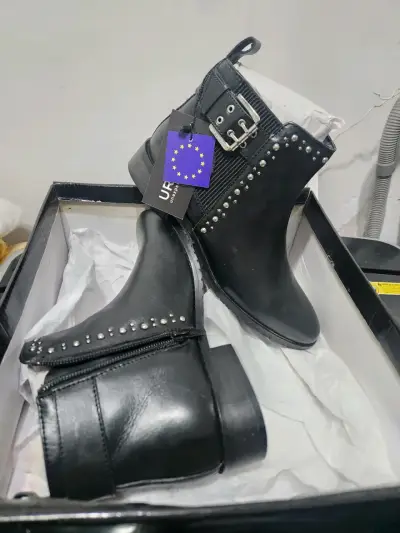 Botines negros con tachas - miniatura 1