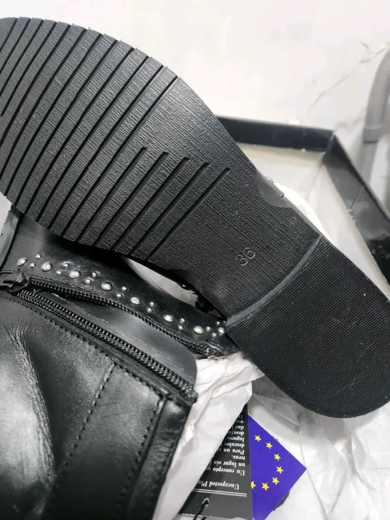 Botines negros con tachas - 3