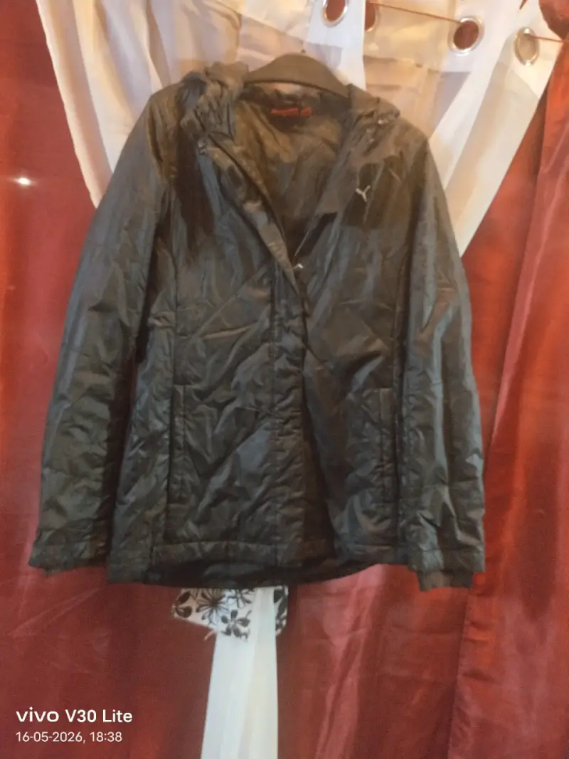 Chaqueta negra capucha deportiva - 1