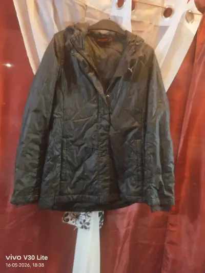 Chaqueta negra capucha deportiva - miniatura 1