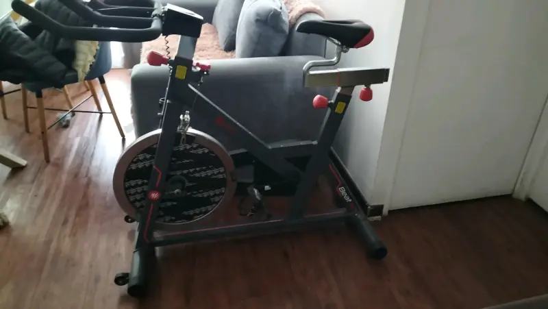 Bicicleta estática negra y roja - 1