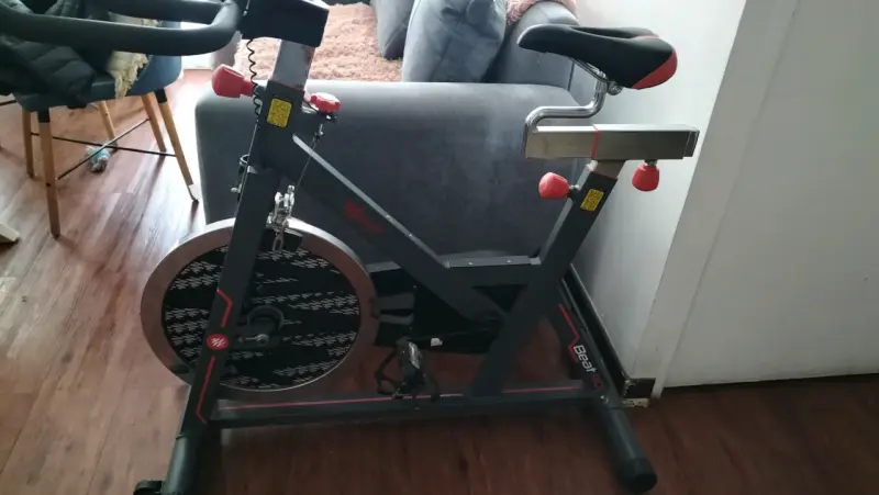 Bicicleta estática negra y roja - 2