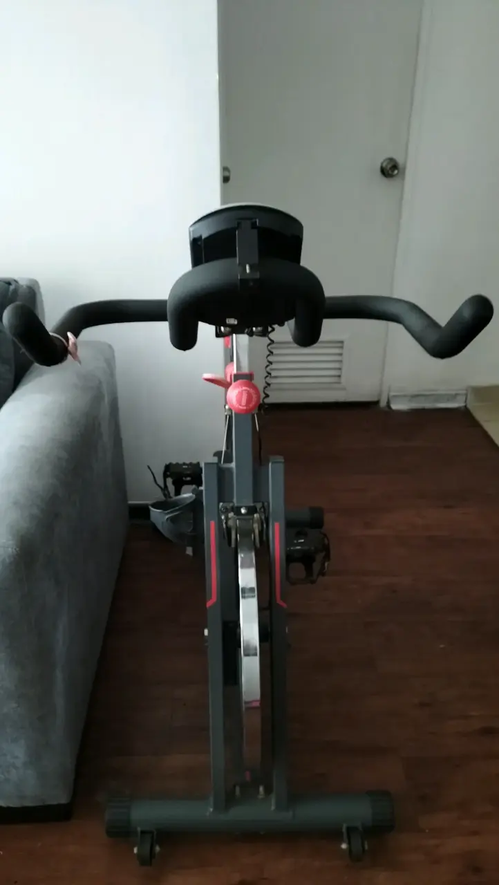 Bicicleta estática negra y roja - 3