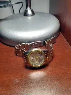 Reloj metálico dorado - miniatura 1
