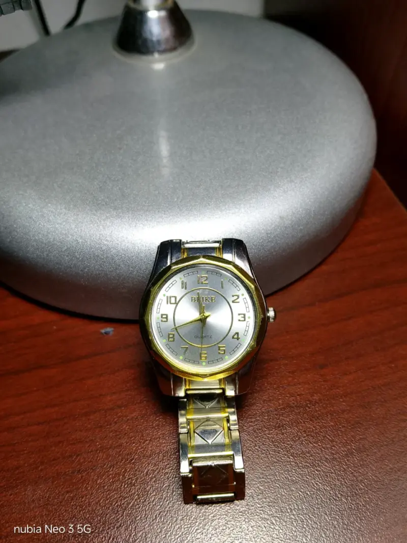 Reloj metálico dorado - 2