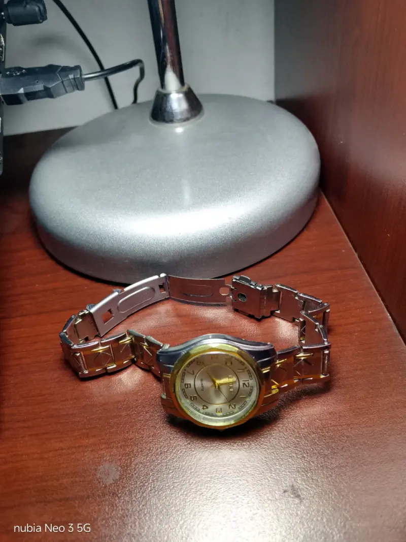 Reloj metálico dorado - 3