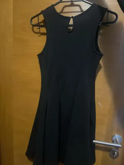 Vestido negro de niña sin mangas - miniatura 2