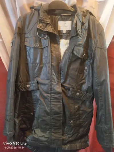 Chaqueta negra con capucha - miniatura 1
