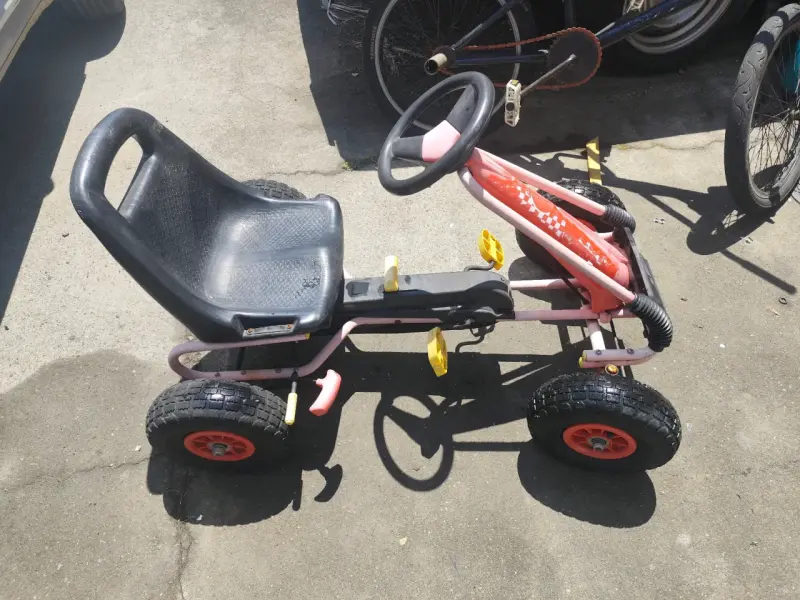 Kart a pedales infantil negro y rosa - 1