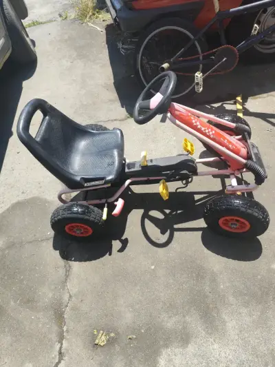Kart a pedales infantil negro y rosa - miniatura 2