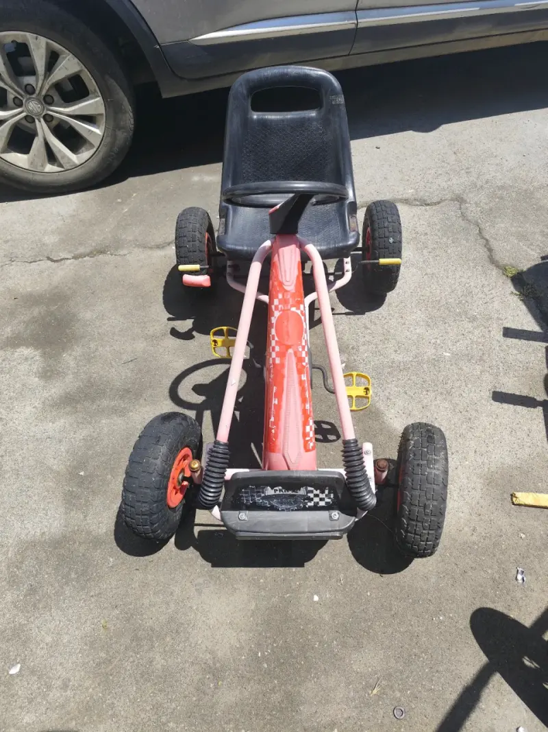 Kart a pedales infantil negro y rosa - 3