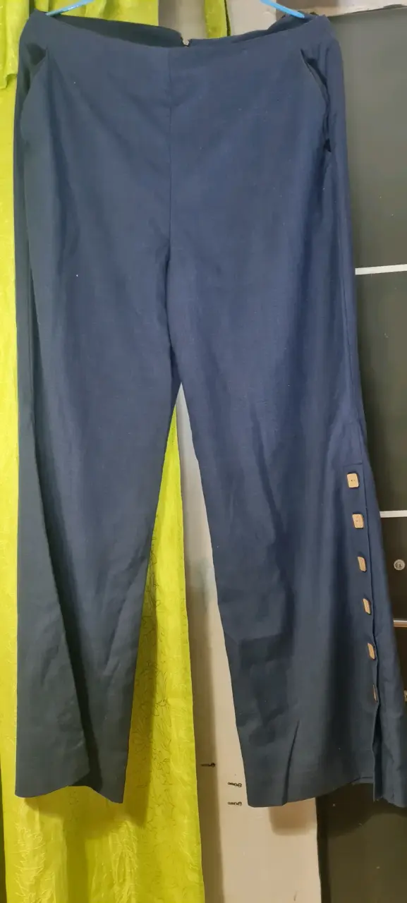 Pantalón azul con botones