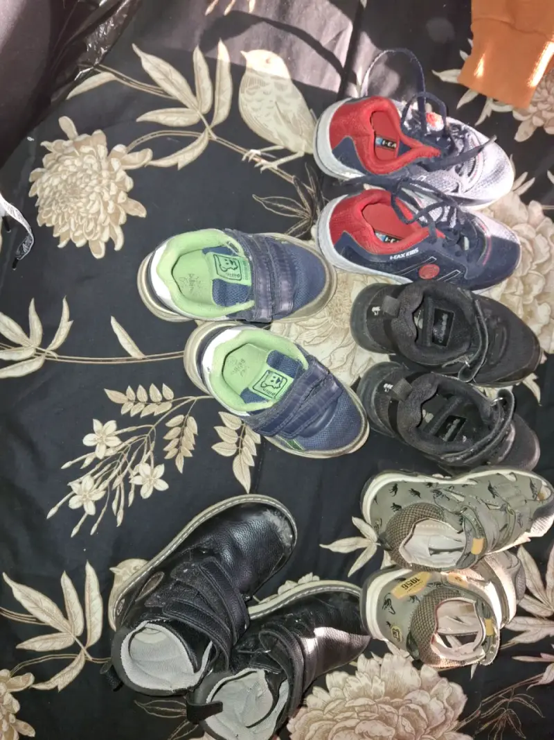 Lote de zapatillas infantiles variadas y ropa - 1