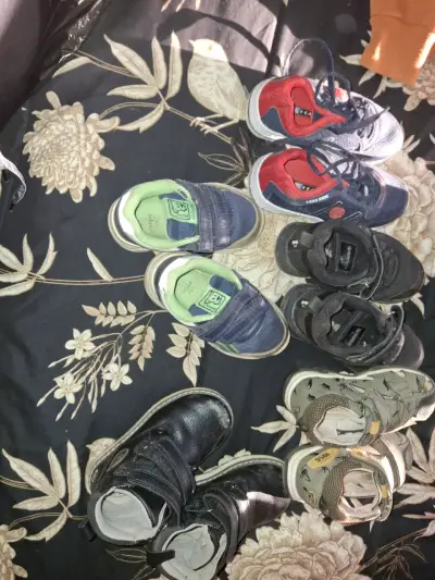Lote de zapatillas infantiles variadas y ropa - miniatura 1