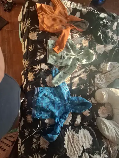 Lote de zapatillas infantiles variadas y ropa - miniatura 2