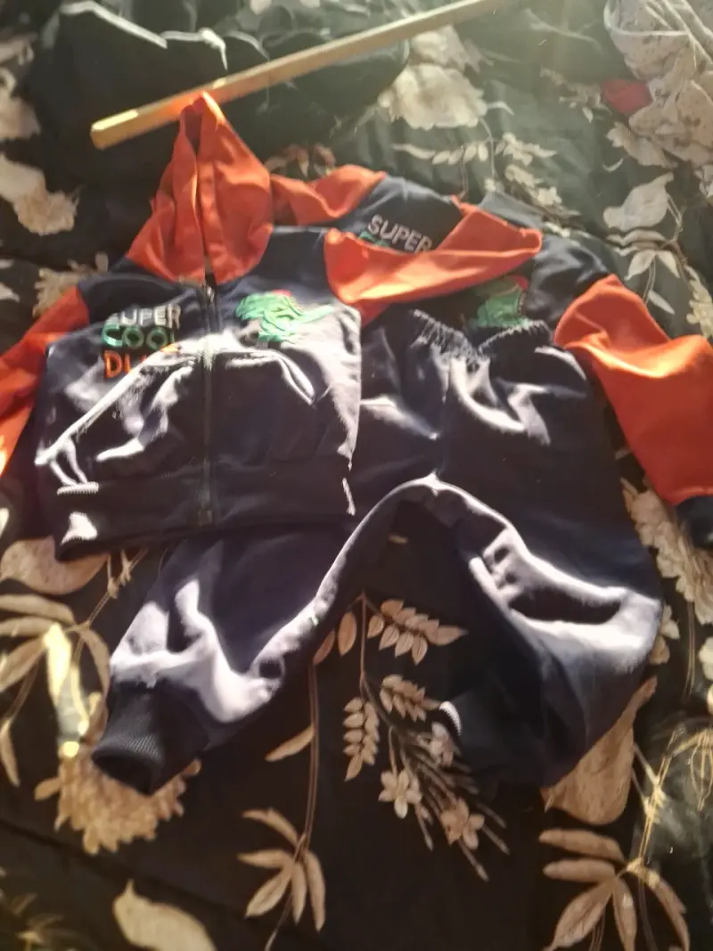 Lote de zapatillas infantiles variadas y ropa - 4