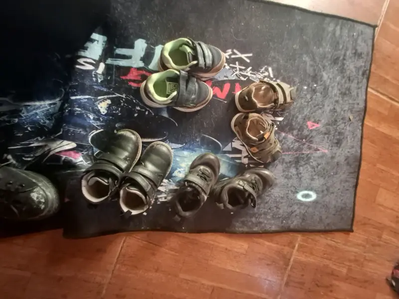 Lote de zapatillas infantiles variadas y ropa - 5
