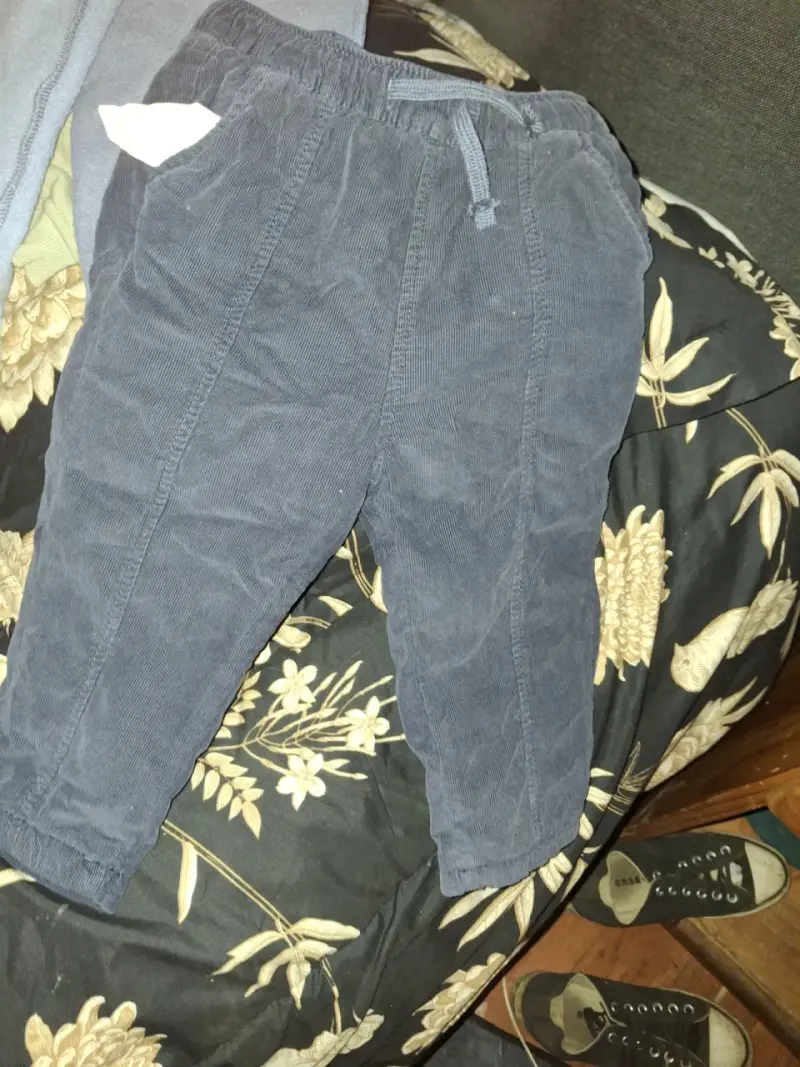 Lote de zapatillas infantiles variadas y ropa - 6
