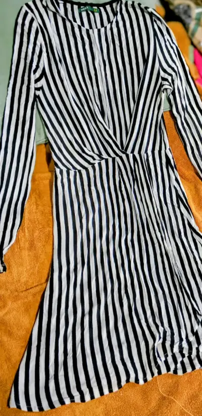 Vestido a rayas blanco y negro - miniatura 2