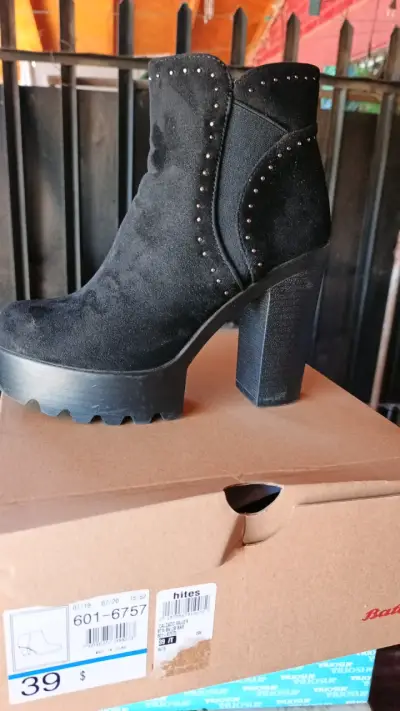 Botines negros con cadena - miniatura 2