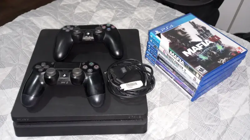 Consola PS4 con juegos incluidos y dos mandos - 1